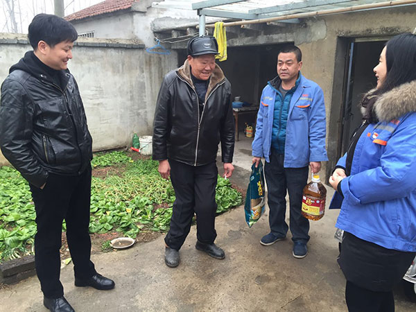瑞聯建材為困難群眾送去過年的米和油
